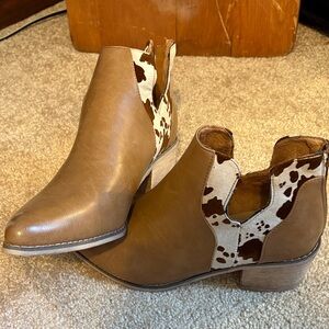 Women's Tan Cowhide Accent Ankle Booties